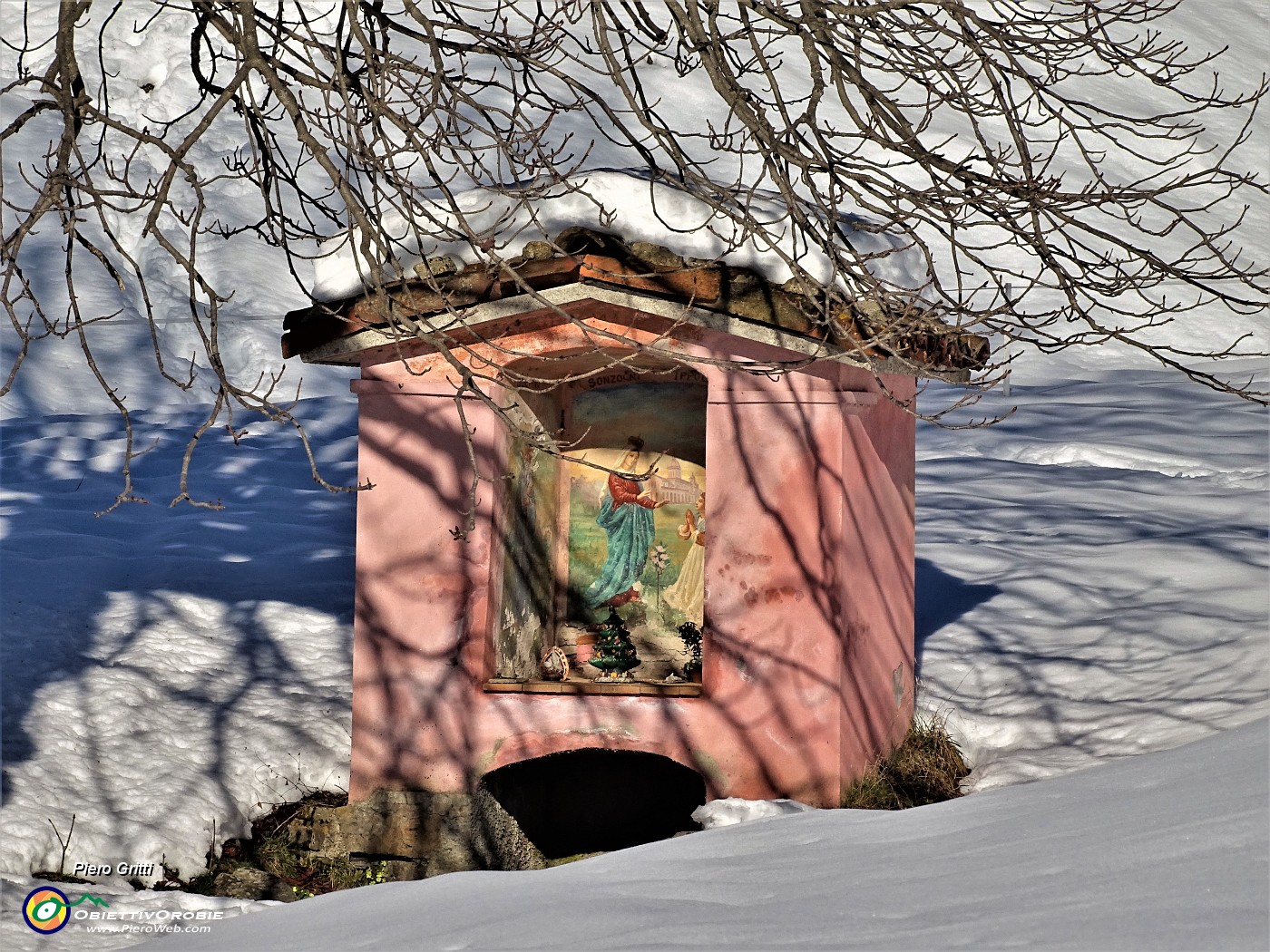 03 La rosa santella della Madonna di Caravaggio ammantata di bianca neve.JPG